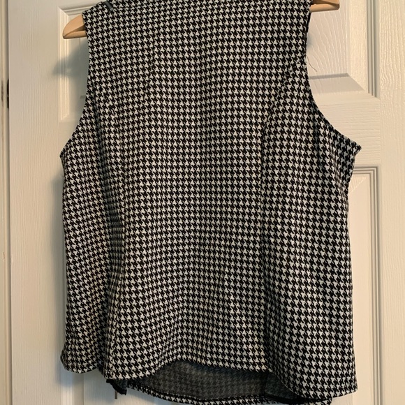 Lane Bryant ladies houndstooth sleeveless top. Plus size 18/20. Never worn. - Picture 2 of 4